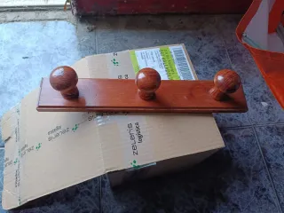 Colgador de madera con 3 pomos