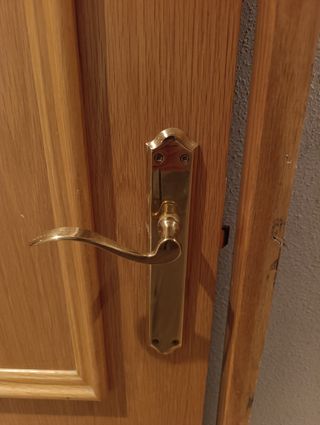 Puertas con manillas y cercos