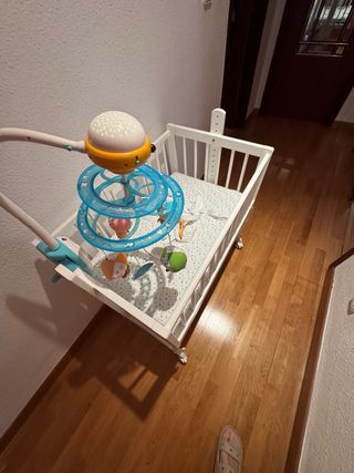 Cuna bebé con móvil proyector y mando