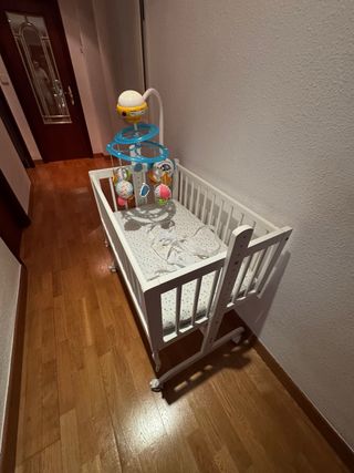 Cuna bebé con móvil proyector y mando