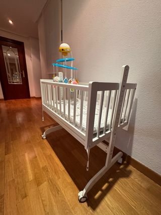 Cuna bebé con móvil proyector y mando