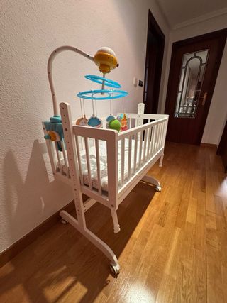 Cuna bebé con móvil proyector y mando