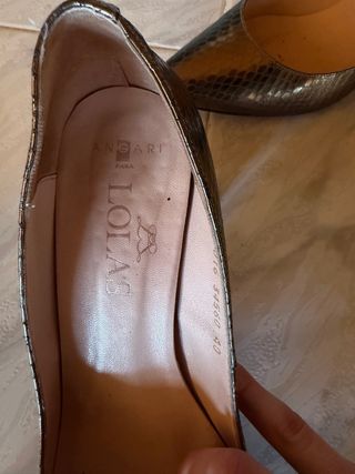 Zapatos de tacón Lola's marrones y dorados