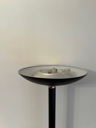 Lámpara de pie negra y dorada