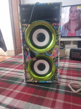 Altavoz multicolor con diseño llamativo