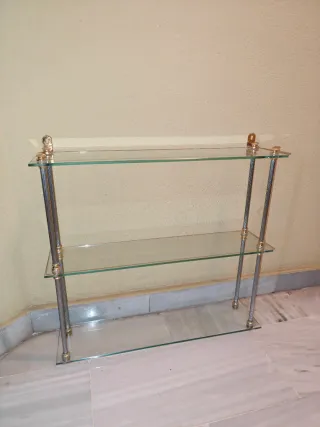 Estantería de cristal con detalles dorados
