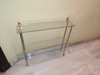 Estantería de cristal con detalles dorados