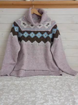 Jersey cuello alto. Color lila con cenefa. Talla L