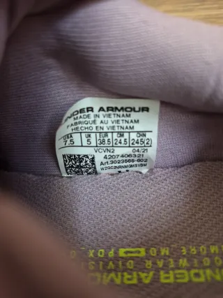 Zapatillas Under Armour rosas/moradas