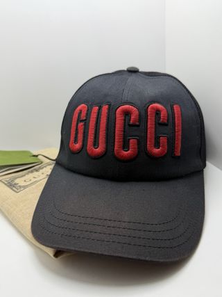 Cappello Gucci Nero con Logo Rosso