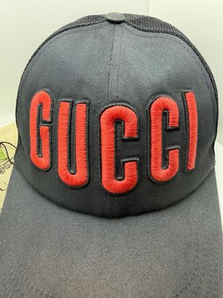 Cappello Gucci Nero con Logo Rosso