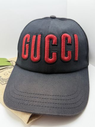 Cappello Gucci Nero con Logo Rosso