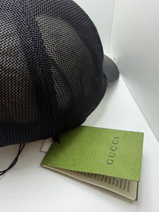 Cappello Gucci Nero con Logo Rosso