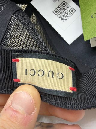 Cappello Gucci Nero con Logo Rosso