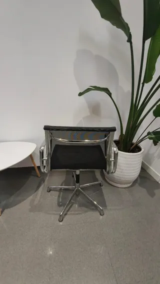 Silla de oficina ergonómica negra y plateada