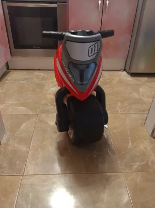 Moto de juguete roja y gris