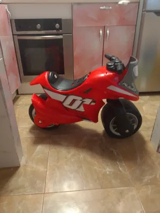 Moto de juguete roja y gris