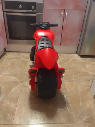 Moto de juguete roja y gris