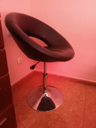 Butaca elevadora negra y plateada