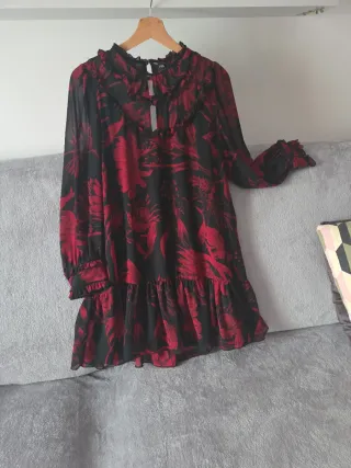 Vestido estampado floral negro y rojo