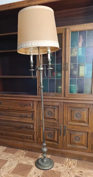 Lámpara de pie antigua.