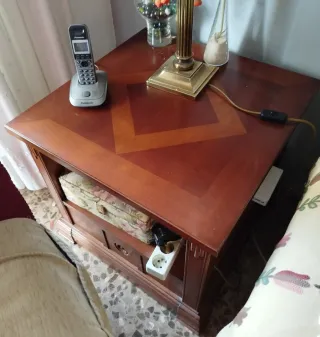 Mesa auxiliar de madera