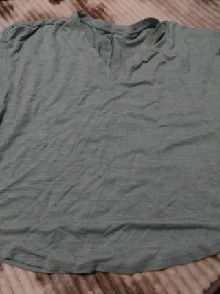 Camiseta verde azulado cuello pico