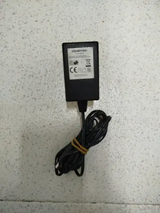 Diana Electrónica va con cable y pilas.