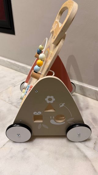 Andador infantil de madera con actividades