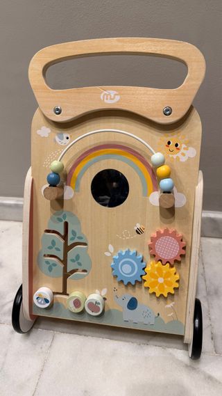 Andador infantil de madera con actividades