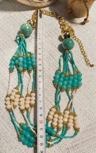 Collar de cuentas beige y turquesa.