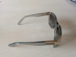 Gafas de sol grises y marrones