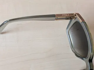 Gafas de sol grises y marrones