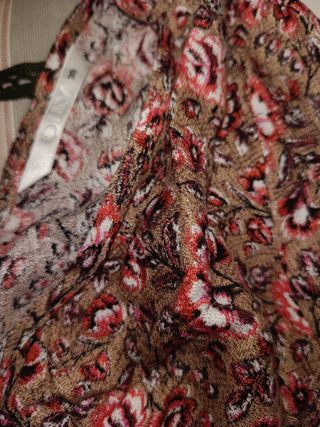 Blusa ONLY floral cuello pico manga larga