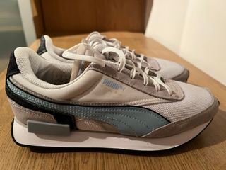 Zapatillas Puma Beige y Blancas