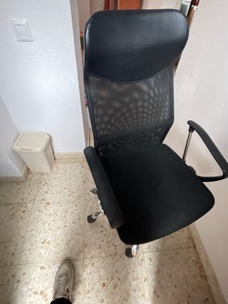 Silla de estudio negra con reposabrazos