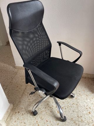Silla de estudio negra con reposabrazos