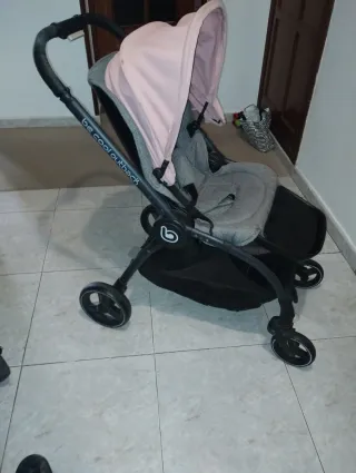 Carro de bebé gris y rosa