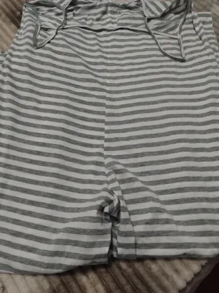 Ropa a rayas gris y blanca