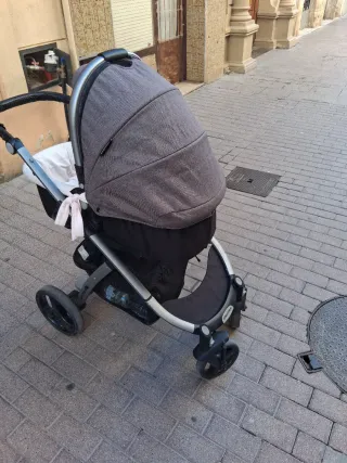 Carrito de bebé gris