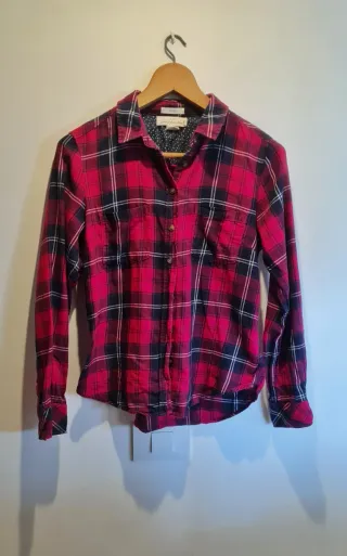 Camisa de cuadros roja y azul marino