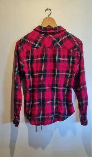 Camisa de cuadros roja y azul marino