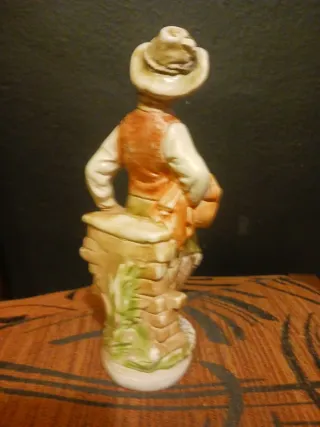 Escultura de cerámica de hombre con sombrero