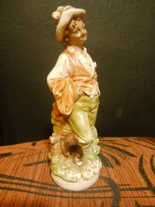 Escultura de cerámica de hombre con sombrero