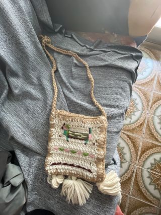 Bolso tejido artesanal con diseño de gato
