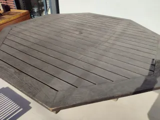 Mesa exterior hexagonal de madera