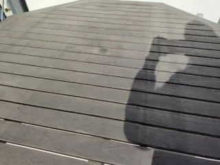 Mesa exterior hexagonal de madera