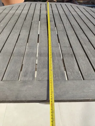 Mesa exterior hexagonal de madera