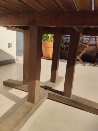 Mesa exterior hexagonal de madera