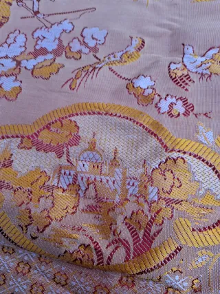 Productos falleros dorados y rojos